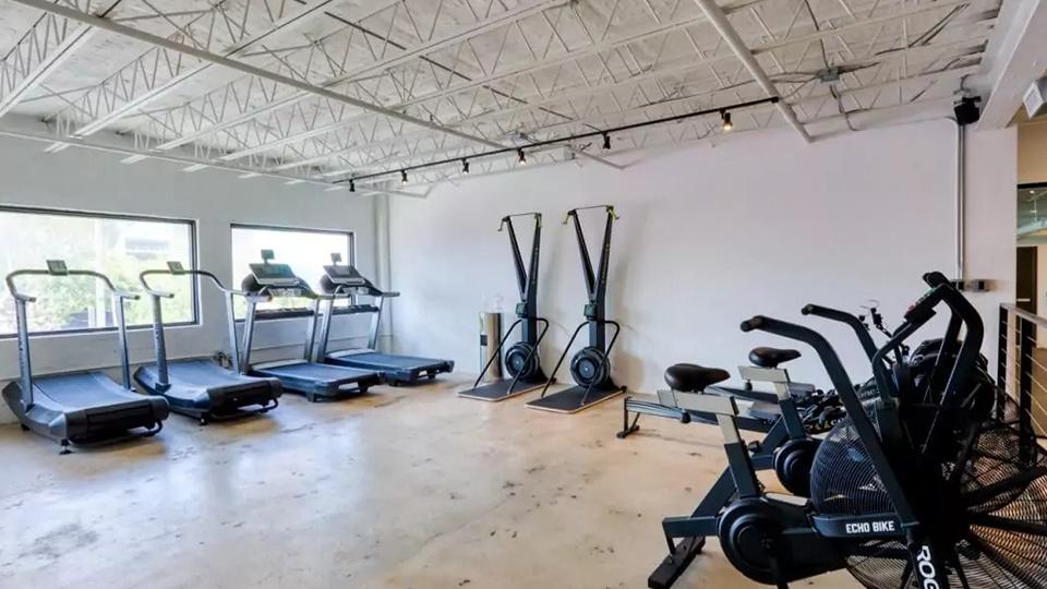 Personal Trainers Miami vs Gym Memberships: Which One Actually Gets Results?